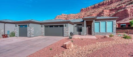 Condor Cliffs welcomes you to your ultimate southern Utah vacation destination! This majestic home features 3 bedrooms, 2 baths, and is designed to be your Southwestern oasis.
