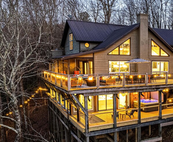 Welcome to Treetop Lakehouse! We are ready to host you for a great vacation! Lakefront Paradise Awaits!!