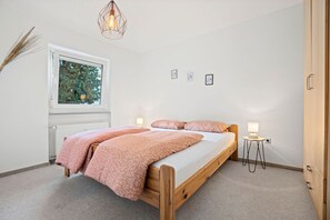 Apartment II mit 65qm, 2 Schlafzimmer (davon 1 mit Stockbett), 1 Wohn-Schlafzimmer, max. 6 Personen-Schlafzimmer I