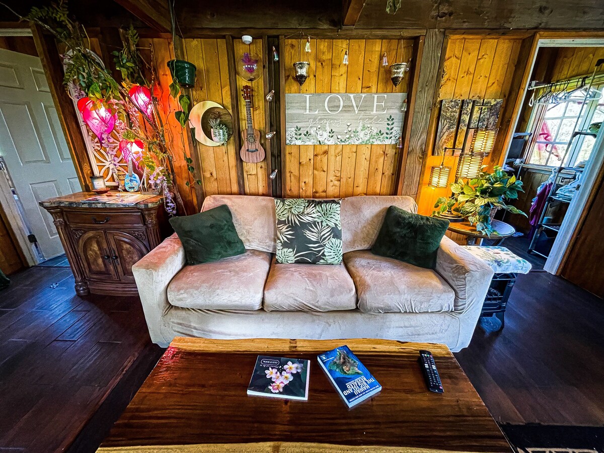 Rustic Relaxation Retreat Fairytale Haven near Volcano! Eco-Friendly on 2 Acres!