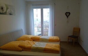 Ferienwohnung Taubertraum mit moderner Ausstattung-Ferienwohnung TauberTraum_Schlafzimmer 1