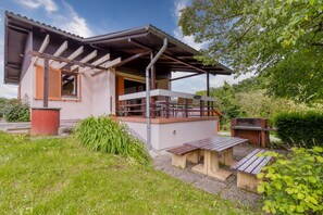 Schönes Haus mit Terrasse, umgeben von Grünanlagen