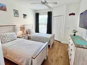 Second Bedroom with 55" Flat Screen Tv, Ceiling Fan and Connecting Bathroom !