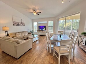Awesome Living Space, Vaulted Ceilings, 65" Flat Screen Roku Tv