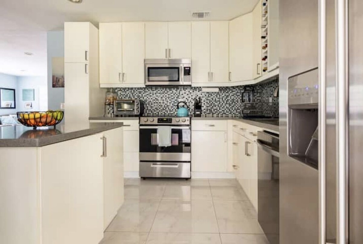 Modern, clean, spacious private bedroom in centrally located quiet neighborhood