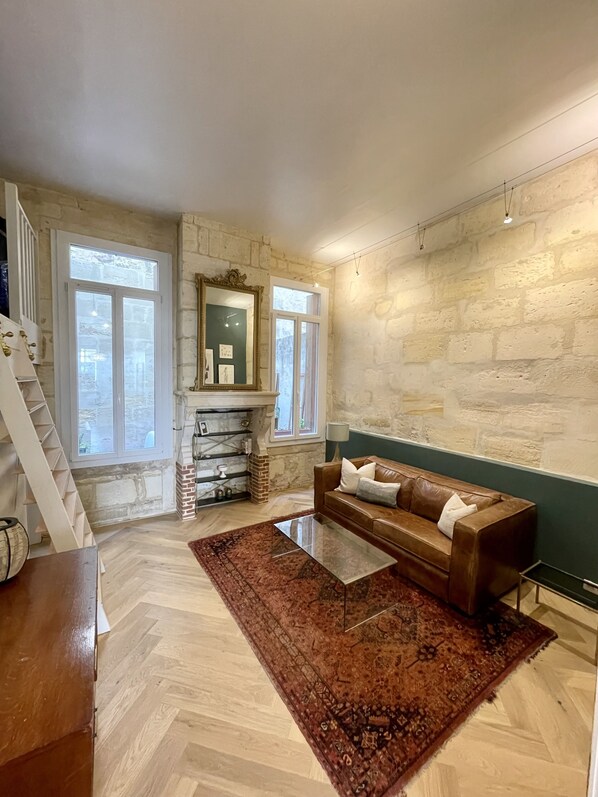 The living room and its windows that give onto the private patio
