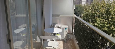 Balcon avec une petite table pour bien profiter de votre déjeuner en plein solle