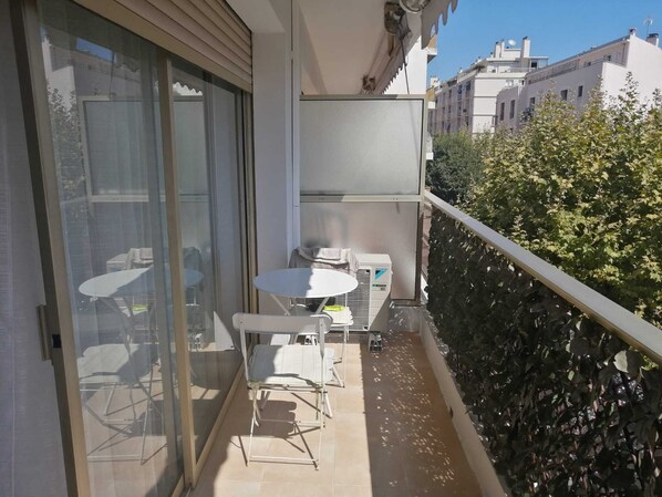 Balcon avec une petite table pour bien profiter de votre déjeuner en plein solle