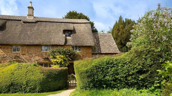 Cottage Entrance, Thatch on the Green, Bolthole Retreats