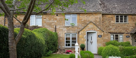 High Pump Cottage, Entrance, Bolthole Retreats