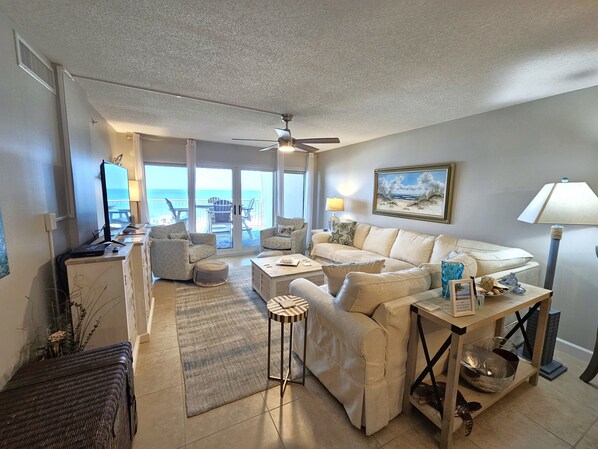 Living Area w/Gulf Front View