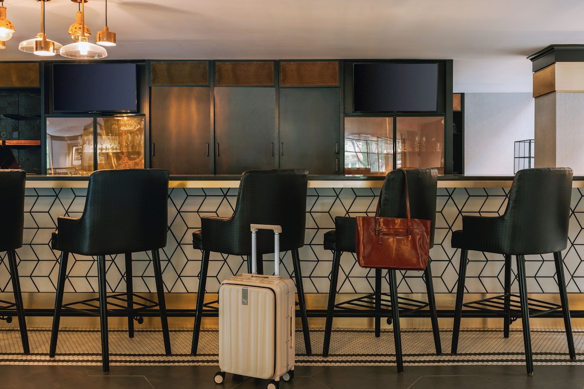 The Arcadian powered by Sonder | Accessible Double Full Room w/ Street View