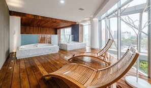 3.Jacuzzi
