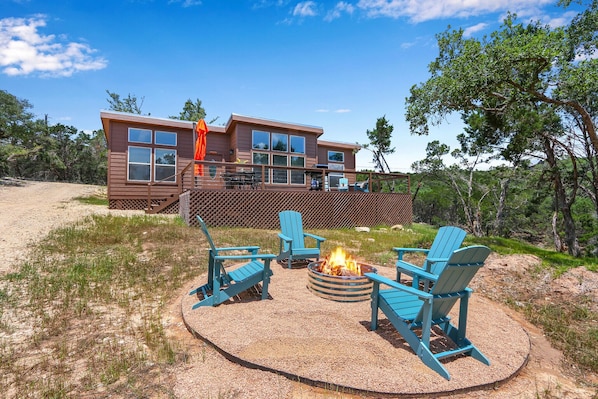 Family fun night with a fire pit and smores! The cabin sleeps up to 5 people.