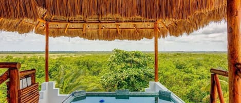 You love the lush jungle view while soaking in the jetted spa tub