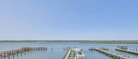 Welcome to Water's Edge perched on the Chincoteague Bay - Water Access and a Boat Slip!