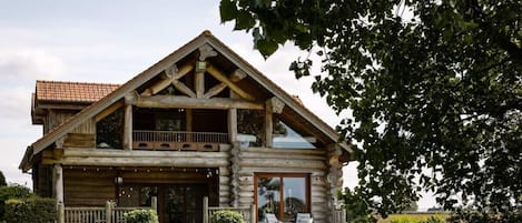 Beautiful log home with outdoor facilities such as the outdoor spa and a Tiger Fire BBQ