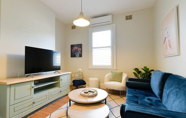 Hope St Cottage I - Professionally managed historical residence in Bathurst. Mt Panorama Wines just 7 mins away.