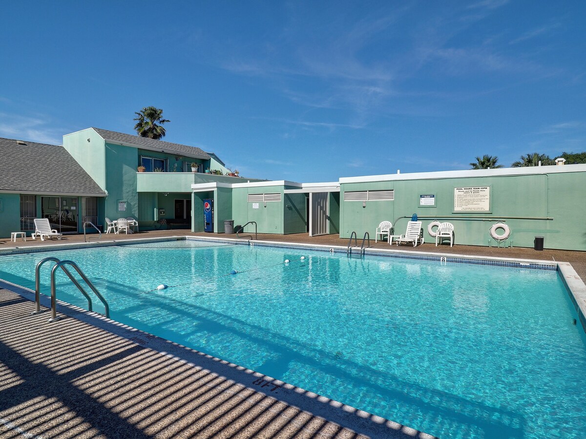 Lovely Condo w/ Canal Views, King Bed & Boat Slip Availability!