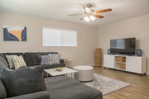 Spacious living room w/ HDTV