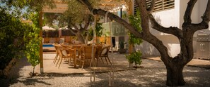 Pergola med utomhusgrill och plats för 12 personer