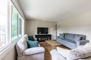Watch some TV or tete-a-tete with coffee on comfy couches and fireplace.