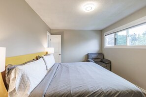 Master Bedroom with King Bed and Day/Night Blinds