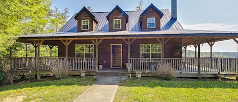 Beattyville Vacation Rental | 3BR | 2.5BA | 1 Step Required | 2,000 Sq Ft