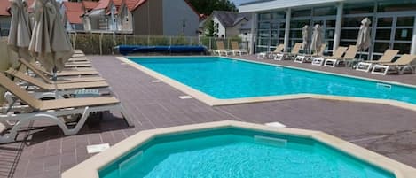 Piscines extérieures n°2 chauffées et sécurisées par une clôture (mi avril-sept)