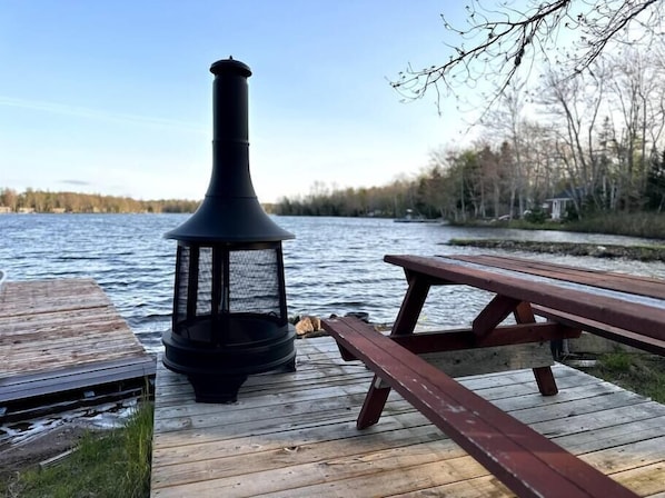 Enjoy your fire right at the side of the lake!