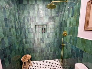 Main bathroom 1st floor with wall in shower (aqua green)