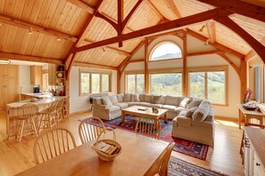 Dining Area | Dishware & Flatware Provided | High Chair