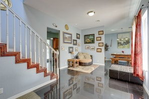 Entry Room | Free WiFi | Central Air Conditioning
