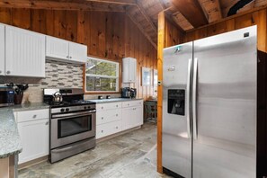 Fully equipped kitchen w/stainless steal appliances