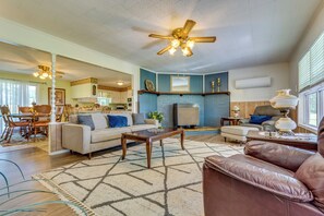 Living Room | Free WiFi | A/C Unit | Smart TV