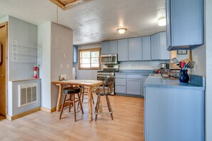 Dining Area | Dishware/Flatware Provided