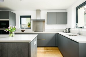 Modern Kitchen Diner with Breakfast Bar