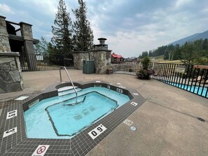Hot Tub l Common Area