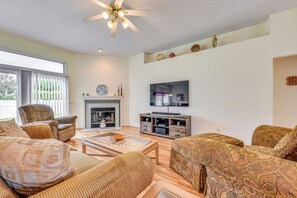 Living Room | Free WiFi | Central A/C | Smart TV