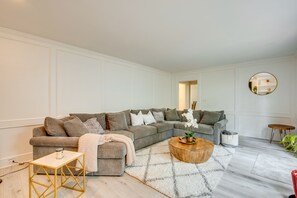 Living Room | 1st Floor | Smart TV | Free WiFi | Deck Access