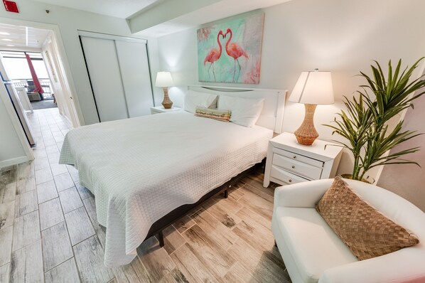 Direct Oceanfront Views, Beautifully Decorated Living Area