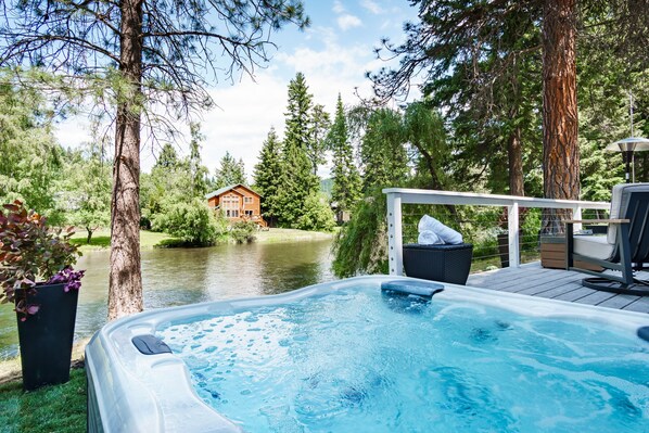 Outdoor spa tub