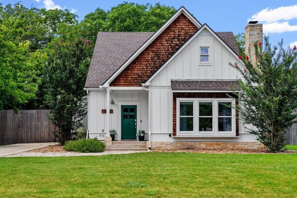 Modern Vacation Home with Backyard & Prime Location
Enjoy indoor-outdoor living just minutes from downtown! With stylish décor and a spacious yard, it’s perfect for families, groups, or couples. Book your relaxing getaway today!