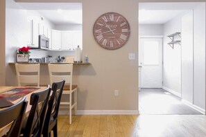 Dine with a view! Sitting in the dining area has never been more cozy and inviting thanks to this stunning kitchen view. #homemaking #diningroomdecor