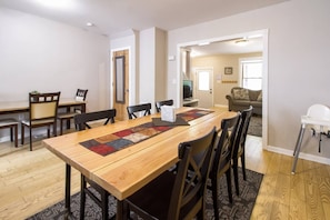 Who says big families can't eat together? Our cozy dining room has space for everyone around the main table and a secondary table for extra guests! #familytogetherness