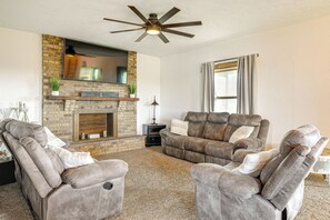 Living Room | Smart TV | Central Air Conditioning & Heat