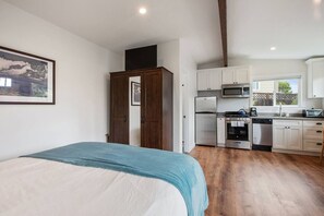 Closet with hangers and shelves for folded clothes. Smart TV with antenna, Netflix, Hulu, Amazon and more.