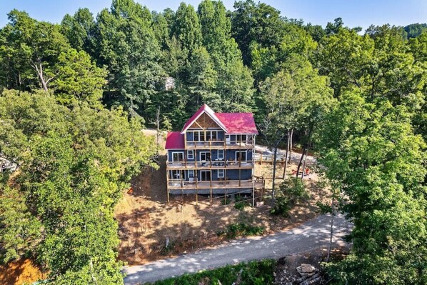 This secluded cabin retreat offers total privacy in the heart of the forest—just 10 minutes from downtown Gatlinburg.