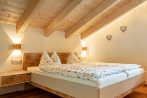 Ferienwohnung bis 4 Personen, 82 qm, 2 Schlafzimmer, Bad mit Dusche/WC, Balkon-Schlafzimmer 1