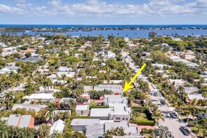 Within walking distance of the intracoastal, shopping, restauraunts and more! Safe, family-friendly neighborhood